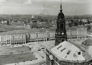 Warenhaus : Blick vom Rathausturm über Kreuzkirche gegen Westseite des Altmarkts mit Warenhaus