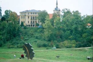 Park mit Schloss und Kirche, moderne Plastik im Park