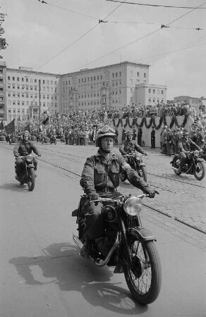 Eine Motorradparade anlässlich des II. Deutschen Turn- und Sportfestes