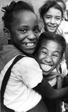 Kuba 1981. Schüler in Santiago de Cuba albern