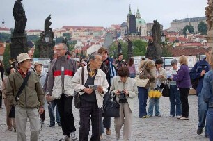 Prag - Touristen auf der Karlsbrücke : Touristen auf der Karlsbrücke, aufgenommen 2006 in Prag