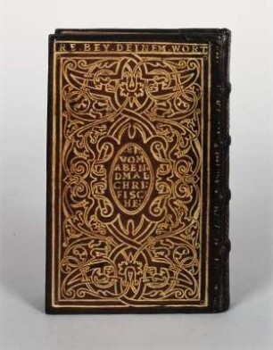 Handschrift von 1581 : Einband zu "Christlicher und in heiliger Göttlicher Schrifft wol gegründeter Bericht ..." (von C. Fischer, gedruckt bei M. Kröner, 1575, in Uelzen). Hinterdeckel (1581, Dresden, J. Krause; dunkelbraunes Kalbsleder auf Pappe; mit Platte und Stempeln verziert, vergoldet; 160 x 105 mm; Sächsische Landesbibliothek - Staats- und Universitätsbibliothek Dresden (SLUB))