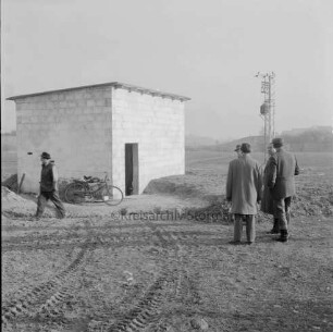 Klein Barnitz: Wasserwerk Klein Barnitz des Wasserbeschaffungsverbands Reinfeld-Land: Pumpstation als Provisorium: Außenansicht: Besichtigung mit Reinfelder Bürgermeister Richard Hingst
