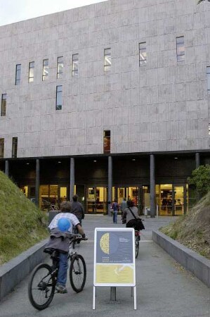 Besucher vor dem Haupteingang