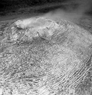 Vulkan aus Kieselsinterterrassen, springende heiße Quelle, Island