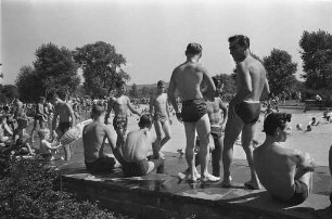 Badebetrieb im Freibad Rüppurr.