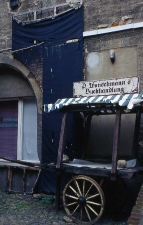 Osten august 2002 Lutherstadt Wittenberg schäbiger Hof hinter einer Buchhandlung