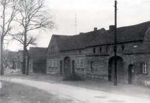 Straßenraum in Scado : Dorfsiedlungen - Details. Ort: Škodow / Scado. Dorfstraße, zweites Anwesen von rechts, Haus Nr. 10.