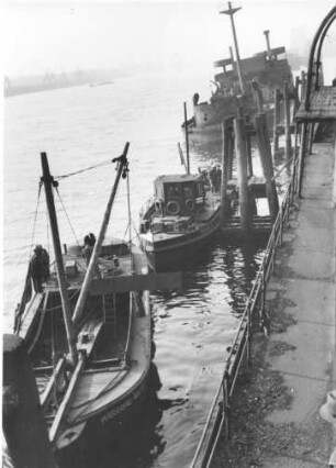 Hafen. Vorn: Tauchboot