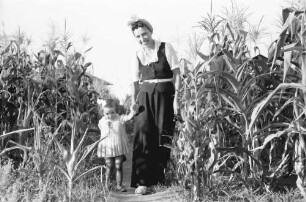 Eforie [Dobrudscha]: Fräulein Klein und Kind in Sonnenblumen