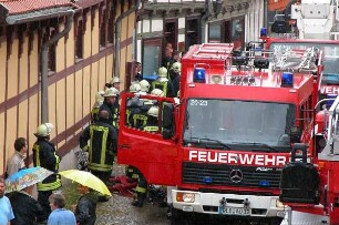 Quedlinburg - Feuerwehreinsatz : Feuerwehreinsatz bei einem Wohnhausbrand in der Straße "Neuendorf" in Quedlinburg, aufgenommen 2004