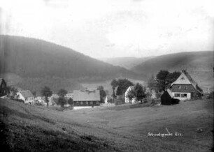 Ortsansicht mit Schule und Blick ins Schwarzwassertal