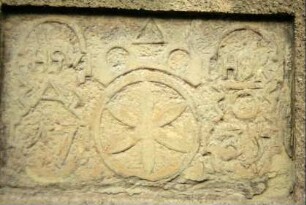 Reliefstein an der Kirchenaußenwand