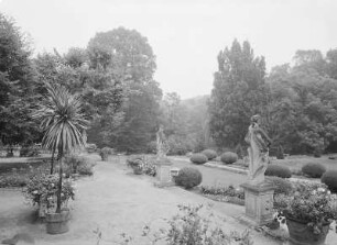 Seußlitz. Vier-Jahreszeiten-Figuren : Diesbar-Seußlitz, Schloßgarten. Terrasse mit Vier-Jahreszeiten-Figuren gegen englischen Landschaftsgarten
