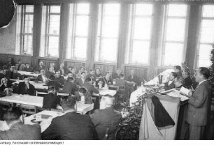 Dresden. Landesausschuss der Nationalen Front, der zum Kampf für die deutsche Einheit aufrief. Anwesend: Wilhelm Koenen und Otto Buchwitz, März 1951