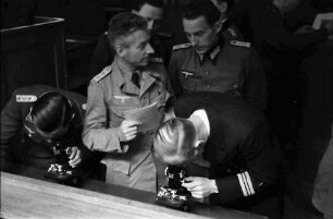Bukarest: Militärspital, Arzt und Offiziere am Mikroskop
