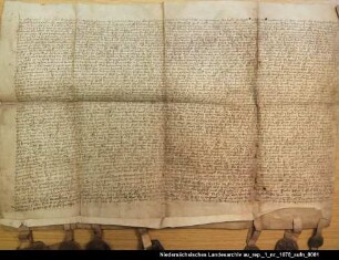 Schiedsspruch des Häuptlings Focko Ukena, des Propstes Hisko in Emden, des Häuptlings Enno (Cirksena) in Greetsiel und des Häuptlings Imelo in Grimersum in allgemeinen Rechtsfragen des Groninger Ommelandes ("Focko Ukenas Willküren"). = OUB I, Nr. 367, S. 333 Anhängende Siegel 1 beschädigt erhalten, 2 verloren, 3 und 4 beschädigt erhalten, 5 verloren, 6 bis 11 verloren, 12 und 13 beschädigt erhalten