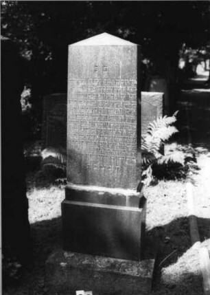 Grabstein 66 (Index: 100084981) Maße HxBxT: 180x57x27 cm Beschreibung: Obelisk, getreppter Sockel: Grabstein 66