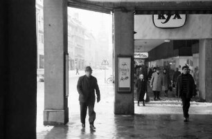 Freiburg: Kolonnade der Kaiserstraße mit Blick zum Martinstor