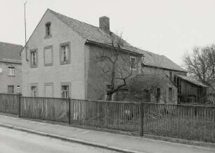 Medingen, ehemaliger Dreiseithof : Medingen (Kreis Kamenz), ehemaliger Dreiseithof, Dorfstraße 26, 2. Hälfte 19. Jahrhundert, Straßenansicht des Wohnhauses mit Scheunenanbau und Backhaus