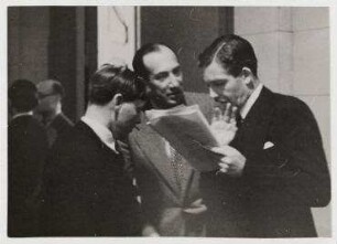 Anthony Eden und Józef Beck während eines Treffens im Völkerbund in Genf. Mitte: Oberst Józef Beck (Polen), rechts: Anthony Eden, links: Walters (britischer Untersekretär im Völkerbund)