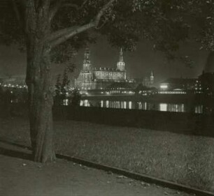 Dresden, Blick vom Neustädter Elbufer in Höhe des Japanischen Palais nach Südosten auf die Altstadt bei Nacht