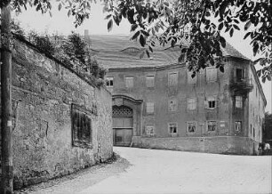 Ehemaliges Ökonomiegebäude der Fürstenschule : Meißen, Freiheit 16. Augustiner Chorherrenstift St. Afra (ehemaliges Kloster St. Afra). Ehemaliges Ökonomiegebäude (Evangelische Akademie Meißen). Torhaus. Straßenansicht