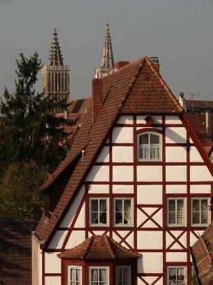 Haus an der Stadtmauer, dahinter Türme der Stadtkirche St. Jakob