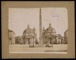 Piazza del Popolo, Rom: Blick auf Santa Maria in Monte Santo und Santa Maria dei Miracoli und den Obelisken