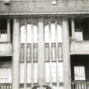 Cottbus, Marienstraße 21. Wohn-und Geschäftshaus (um 1905). Portalachse (1. u. 2. OG)