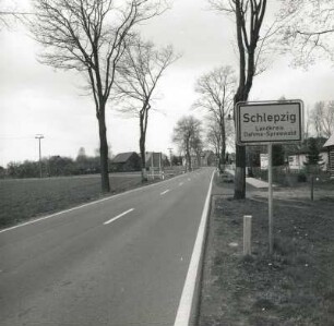 Schlepzig. Dorfstraße. Ansicht mit Ortseingangsschild
