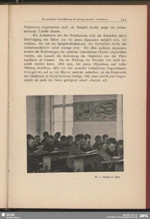 [Schüler im Klassenzimmer beim Lesen]
