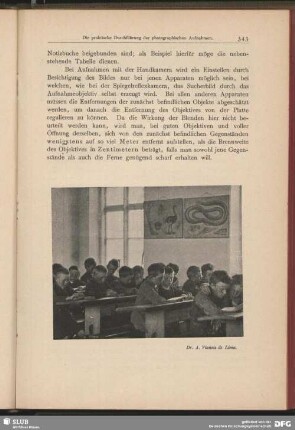 [Schüler im Klassenzimmer beim Lesen]