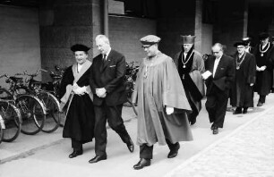 Freiburg: Audimax, Rektoratsübergabe, Professoren, Auszug des Lehrkörpers, Prorektor Prof. Bauer, Ministerpräsident Kiesinger, Magnifizenz Prof. Mitscherlich