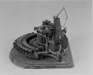 Typenschiffchenschreibmaschine "Hammond" (Modell 3). Vorderanschlag (sofort sichtbare Schrift), Idealtastatur mit 30 Tasten, Farbband. Seitenansicht von rechts oben