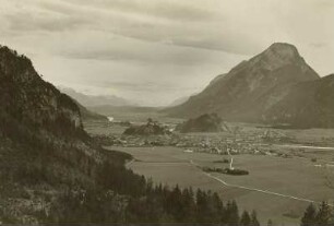 Kufstein. Stadtansicht mit dem Hausberg Pending (1563 m). Blick vom Eingang des Kaisertales
