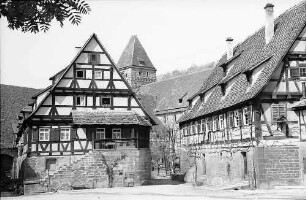 Maulbronn: Wirtschaftshof des Klosters mit Fachwerkhäusern und Turm