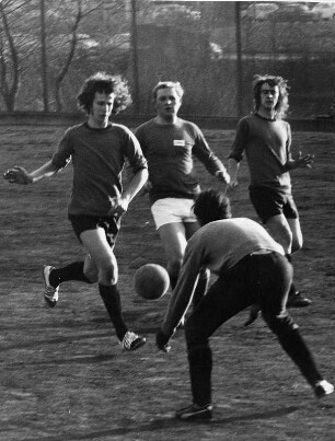Hamburger Gas- und Wasserwerke GmbH. Betriebssport. Hier die Fußballmannschaft während eines Spieles. Aufgenommen 1972