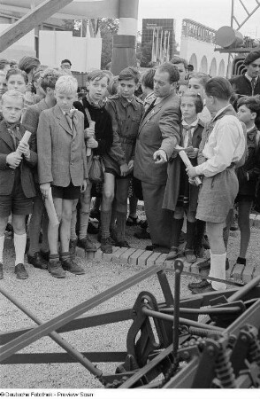 Kinder zu Besuch auf der Leipziger Herbstmesse 1954