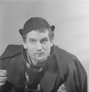 Szenenbilder aus dem Drama "Die Verschwörung des Fiesco zu Genua" von Friedrich Schiller im Theater am Schiffbauerdamm Berlin : Rollenporträt von Hans Rüdiger Renn als Fiesco