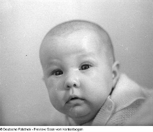 Kinderaufnahmen III: Baby und zwei Mädchen mit Hund