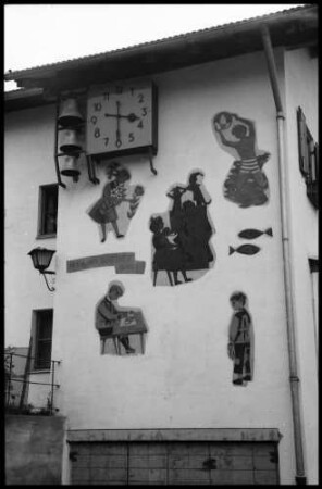 Imst: SOS Kinderdorf, Wandbild an der Außenseite der Schule