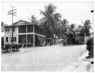 Colón, Panama. Wohnhaussiedlung mit Palmen für die Arbeiter am Panamakanal