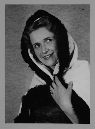 Porträt Elisabeth Reichelt (1910-2001; Koloratursopranistin). Reproduktionspositiv nach Fotografie von Gerhard Laßig. Staatsoper Dresden, 1942/1943