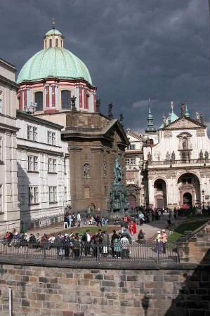 Prag - Kirche an der Karlsbrücke : Kirche Sankt Niklas an der Karlsbrücke. Aufgenommen in Prag 2004
