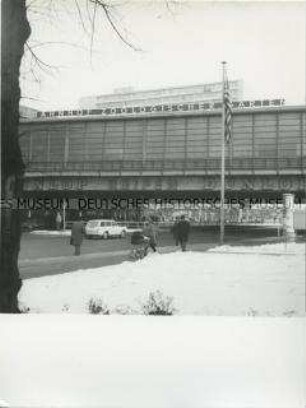 Am Berliner S- und U-Bahnhof Zoologischer Garten