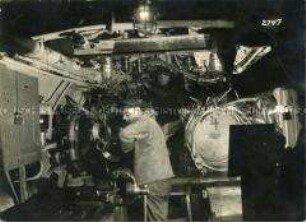 Laden der Torpedorohre in einem deutschen U-Boot