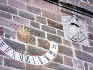 Kirchturm von Süden - erstes Obergeschoß mit Sonnenuhr und Wappen