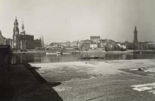 Dresden, Blick vom Neustädter Elbufer nach Süden auf Katholische Hofkirche und Theaterplatz : Dresden, Fernheizwerk