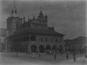 Rathaus : Blick über die Straße auf das Rathaus mit Arkadengang und Glockenturm von Levoca.